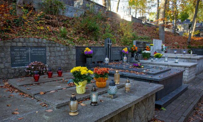 Niezwykła wizyta na miejscu spoczynku. Mąż z boku przyglądał się temu, co robiła żona