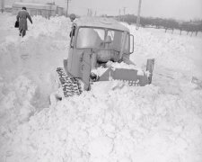 Czołgi, odkopywanie tunelów w śniegu. Zima stulecia w Polsce