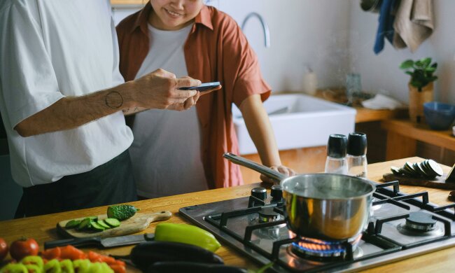 Nie wylewaj wody po gotowaniu warzyw. Ma kilka zaskakujących zastosowań w domu