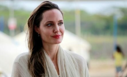 Angelina Jolie pokazała się bez makijażu! Oto niepublikowane wcześniej zdjęcia gwiazdy z Hollywood!