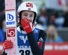 Lider wycofany z konkursu drużynowego PŚ w skokach narciarskich w Klingenthal! Co stało się Norwegowi [FOTO]