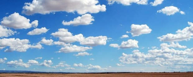 Kobieta robi zdjęcie chmury, której wygląd kogoś jej bardzo przypominał. Fotografia stała się hitem w mediach społecznościowych