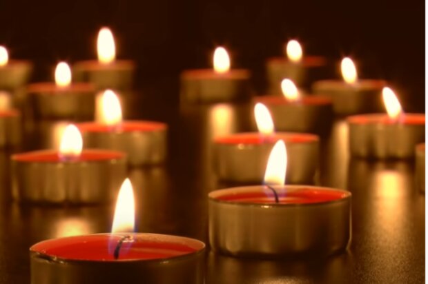 Płonące świece/YouTube @ Virtual Fireplace