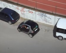 Kobieta w hiszpańskiej miejscowości próbuje zaparkować Smartem. Autorzy nagrania pękają ze śmiechu