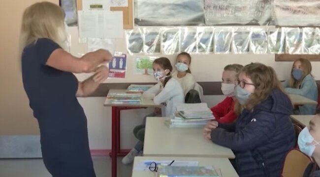 Szkoła w czasach koronawirusa. Źródło: Youtube