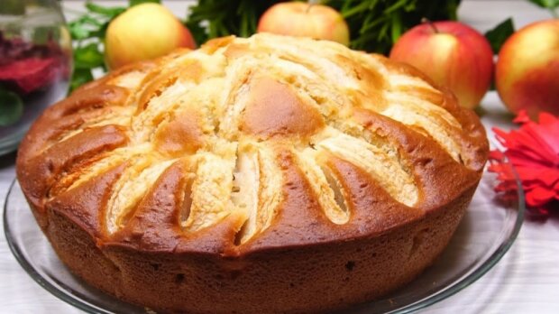 Przepis na ciasto na kefirze z jabłkami, screen Google