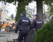 Policja na cmentarzu/YouTube @Rawicz24