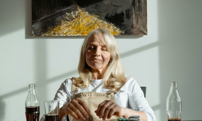 "Wychowałam nie swoje dziecko, bo mąż przyniósł je do domu po zdradzie": Gdy odszedł, córka wyrzuciła mnie z mieszkania jako obcą babę