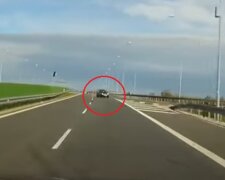 Matiz pędził pod prąd! Z naprzeciwka nadjechało inne auto… [WIDEO]