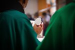 Z życia wzięte. "Komunia wnuka była na bogato": Mnie nie zaproszono, bo podobno wstyd było pokazać moje sklejone buty