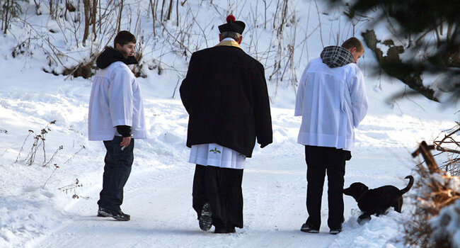 Obecna sytuacja dotyka nawet kościół. Nowe reguły dotyczące "chodzenia po kolędzie". Wierni są zaskoczeni