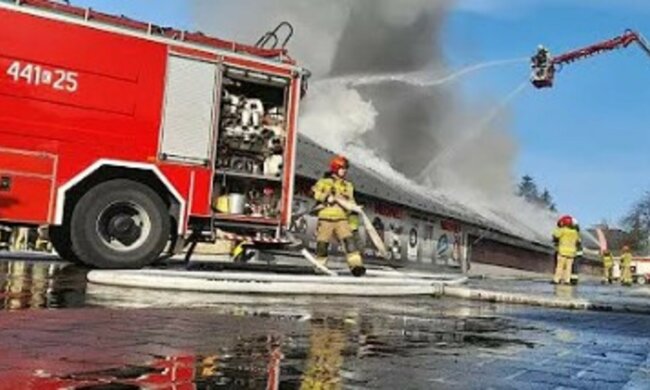 Ten dym jest trujący. Nie należy otwierać okien. Wielki pożar w polskim mieście
