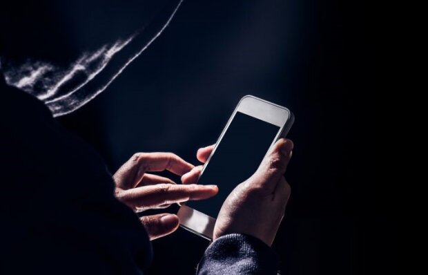 Zauważyłeś, że Twój telefon sam wysyła SMSy? Użytkownicy odkrywają to dopiero na bilingach