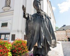 Z pomnika kard. Wojtyły trysnęła woda. Wierni wierzą w jej cudowne właściwości