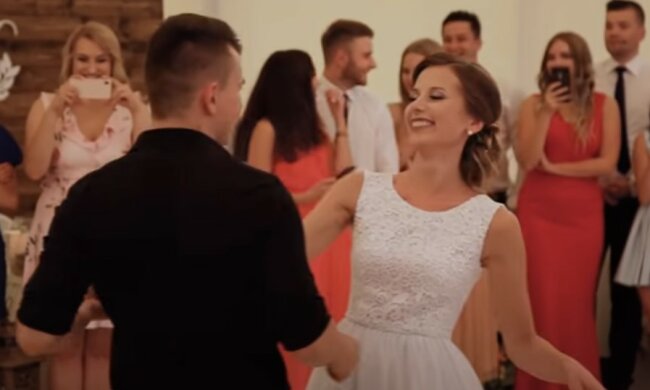 Pierwszy taniec młodej pary z Polski oszołomił gości weselnych. Nagranie szybko stało się viralowe na całym świecie