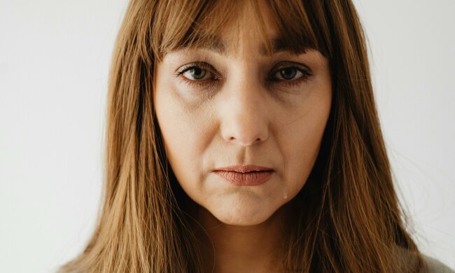 "Nie miałam pieniędzy nawet na bułki dla dzieci, a mój mąż wydawał fortunę za moimi plecami. Gdy odkryłam prawdę, kazałam mu się wynosić