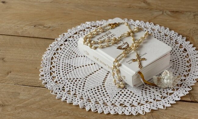 Kobieta zdecydowała, że jej dziecko nie pójdzie do Pierwszej Komunii. Teraz przeżywa bardzo trudne chwile. O co poszło