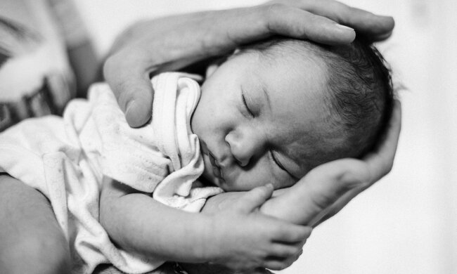 "Moja 19-letnia wnuczka zostawiła pod moimi drzwiami miesięczną córeczkę": To ja ją wychowywałam i dziś wiem, że popełniłam ogromny błąd