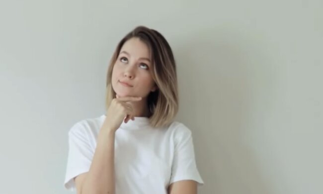 Kobieta/YouTube @Ploteczki