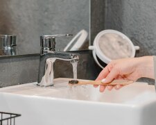 Wetrzyj w kran i odczekaj kilka minut. Kamień zacznie schodzić bez szorowania
