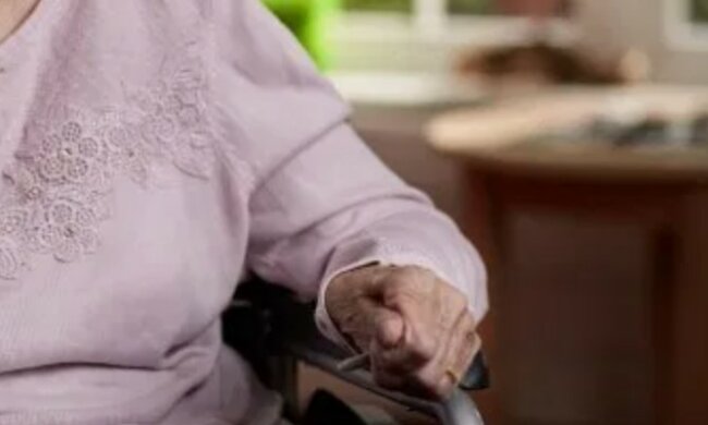 Seniorkę w domu opieki pozostawiono bliską odejścia z tego świata. Zachowanie personelu ujawnił syn pacjentki