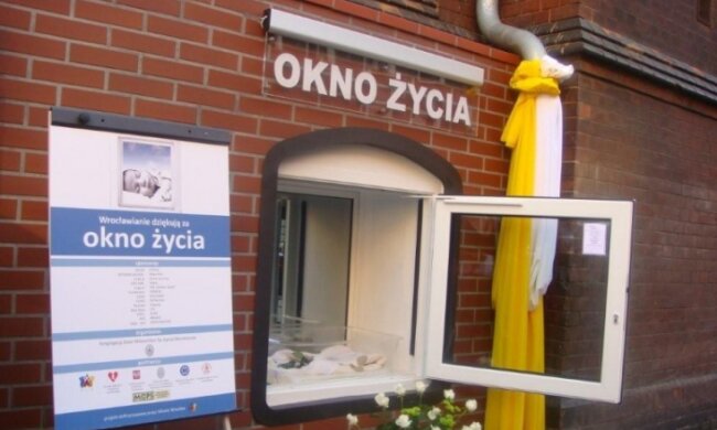 Zostawił dziecko w oknie życia i słuch o nim zaginął. Policja i partnerka poszukują mężczyzny