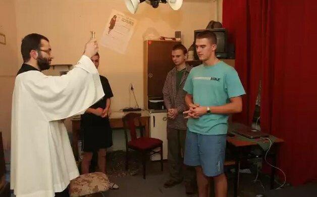 Ksiądz był u nich na kolędzie. Chwilę po jego wyjściu młodzi zerwali ze sobą. Co takiego zrobił duchowny