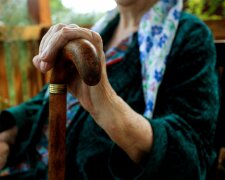 Z życia wzięte. "W wieku 83 lat stałam się przeszkodą we własnym mieszkaniu": Wnuki zapomniały, do kogo naprawdę należy ten dom