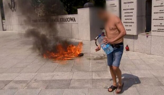 Mężczyzna podpalił się pod Sejmem. Źródło: se.pl