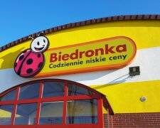Zachowanie pracowników Biedronki oburzyło klientów. W obliczu ostatnich wydarzeń ignorują zasady higieny? Sieć wydała oświadczenie w tej sprawie