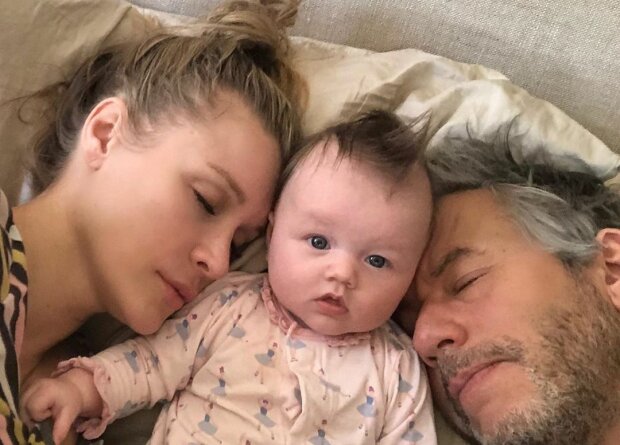 Joanna Krupa z córką i mężem/ https://dzieckoifigura.pl/