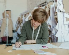 Z życia wzięte. "Awans męża zmienił wszystko": W jego nowym, wyższym świecie zabrakło miejsca dla żony-krawcowej