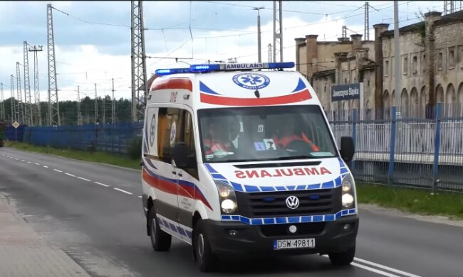 Kuriozalna sytuacja polskich pacjentów. Muszą czekać po kilka godzin w karetce za nim trafią na oddział