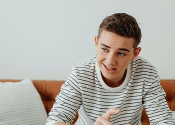 Z życia wzięte. "Rodzice oddali mi pod opiekę młodszego brata": Przez to nie mam własnego życia