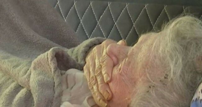 Sprawa, która wywróciła mój świat do góry nogami. Siedzę obok matki w szpitalu. Obok niej leży jej babcia, poniżej 90 lat