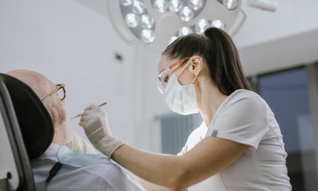 Nowe bezpłatne świadczenia dentystyczne od 1 września. Z tych pakietów skorzystają pacjenci