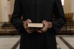 Mężczyzna przerwał mszę i oskarżył księdza o romans. Duchowny zabrał głos