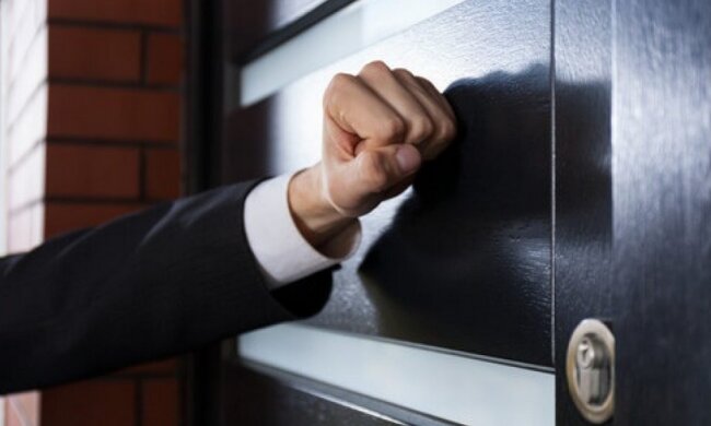 Mieszkańcy są budzeni łomotaniem do drzwi, kurierzy dostarczają im wezwania. Rozpoczęła się powszechna mobilizacja