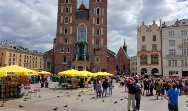 Kraków: tajemniczy goście pojawili się na płycie rynku. Krakowianie i turyści zaskoczeni