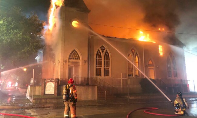 Mężczyzna wszedł do kościoła i zaczął krzyczeć na parafian! "Zaraz spalę to miejsce"