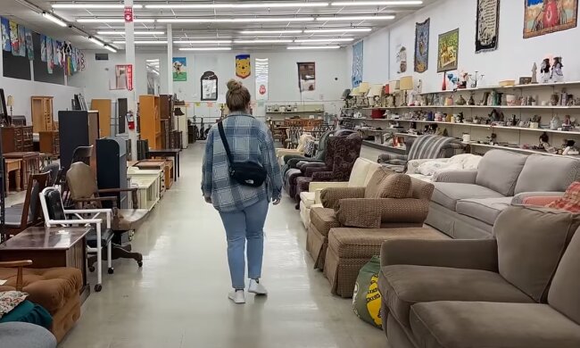 Zawiedziona klientka, źródło: YouTube/Furniture Flipping Teacher