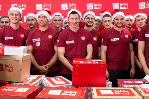 “Bardziej lubię dawać, niż dostawać”. Polscy piłkarze po raz kolejny przygotowują Szlachetną Paczkę [FOTO]