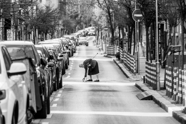 Z życia wzięte. Zbierałam śmieci z ulicy, żeby mieć na rachunki. Gdy zobaczyła mnie córka, odwróciła wzrok i udała, że mnie nie zna