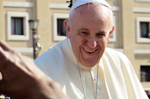 Ile zarabia papież Franciszek? Odpowiedź potrafi zaskoczyć. źródło: youtube