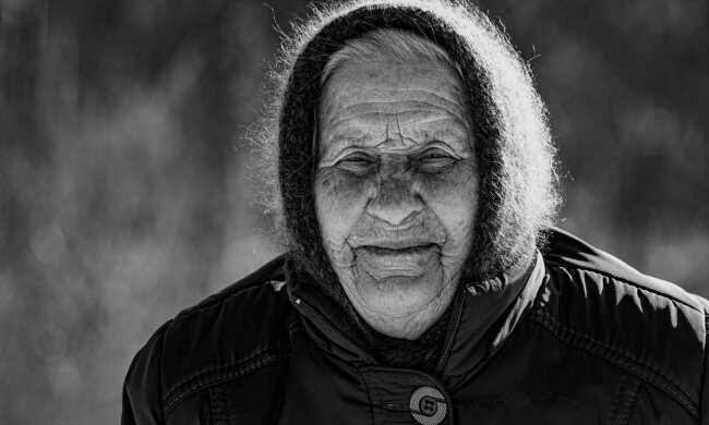 Na rodzinnym spotkaniu usłyszałam, że babcia już niczego nie rozumie. Wieczorem te same osoby poprosiły mnie o podpis pod dokumentem