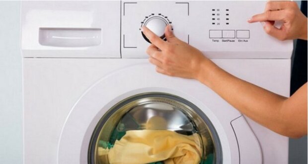 ubrania w pralce, screen Google