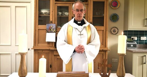 Biskup zdecydował się odprawić mszę wielkanocną w swojej kuchni. Transmitował ją na żywo
