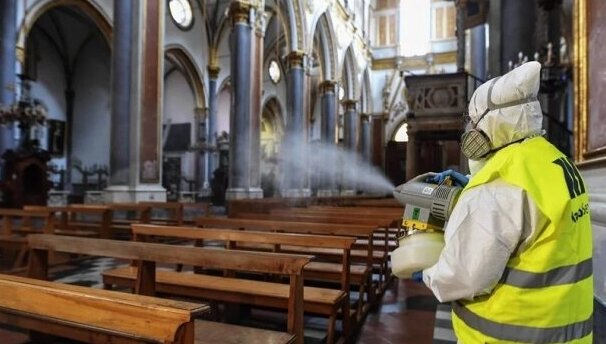 Proboszcz zorganizował rekolekcje mimo panującej pandemii koronawirusa. „Ludzie chodzą, bo boją się mu postawić”