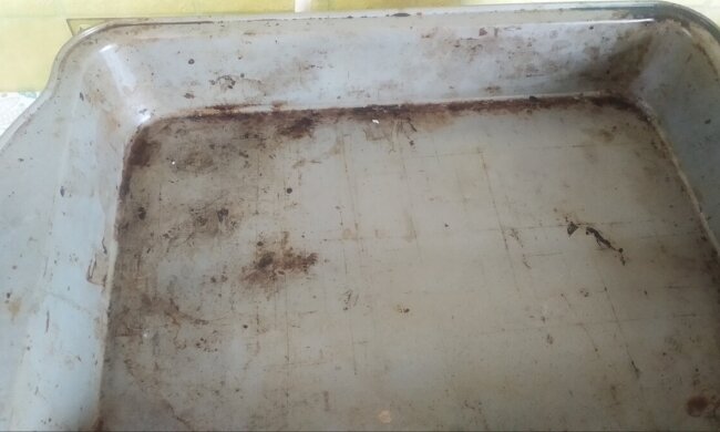 Znalazłam nowy sposób na usuwanie starego brudu i tłuszczu z naczyń. Wynik jest nie do pochwały