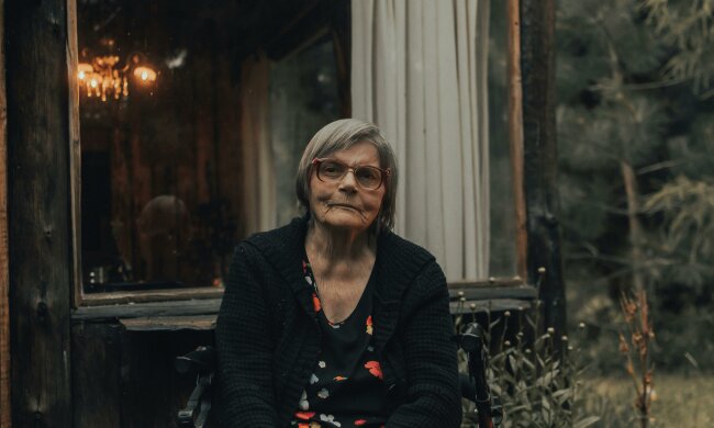 "Wróciłam z Wielkiej Brytanii, licząc na spokojną starość": W domu odkryłam, że syn i synowa roztrwonili wszystkie pieniądze, które im wysyłałam